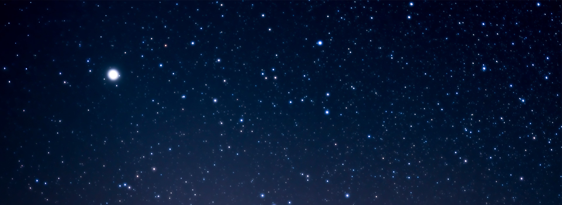 Dunkler Nachthimmel mit funkelnden Sternen.