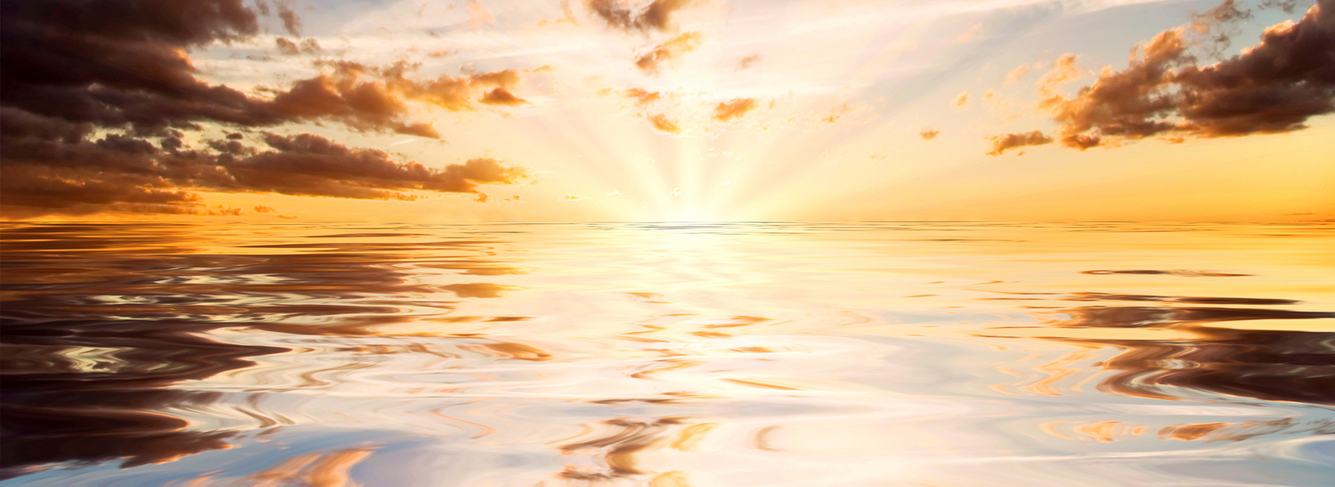 Sonnenuntergang über dem Ozean mit Wolken und Wasser.